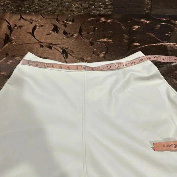 NWT Banana Republic Vegan Leather Midi
Skirt cream - Picture 4 of 7